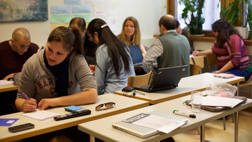 Schéma du parcours de formation en blended learning hybride : présentiel et distanciel Agence digital learning sur mesure - ACANT